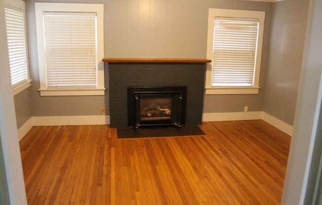 Charming bungalow with bonus office or Art Studio space! Beaumont/ Alameda!