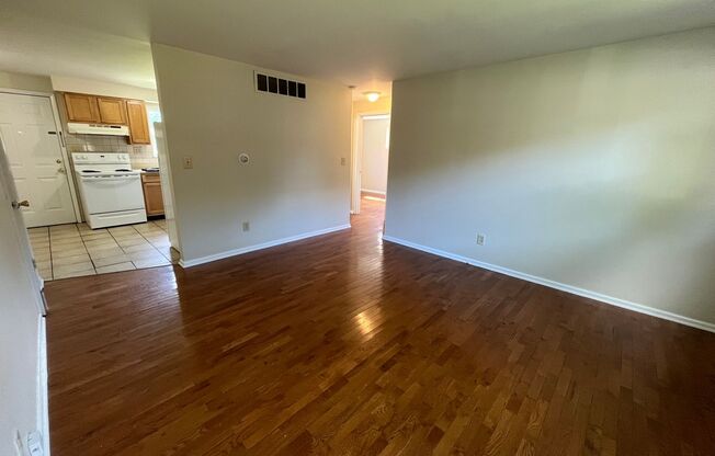 2 beds, 1 bath, 800 sqft, $995