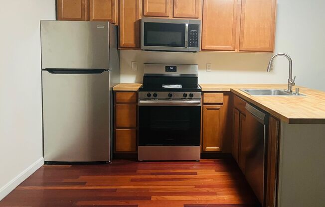 The Residences at Spaulding Place, Large 2 bed 1 bath modern apartment with W/D Hook ups.