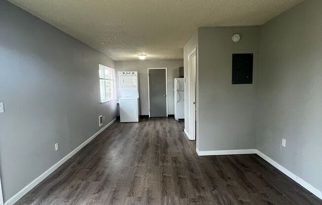 1 bed, 1 bath, 500 sqft, $1,050, Unit 32-B