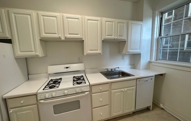 2 beds, 2 baths, 1,303 sqft, $2,200, Unit New King Edward 202