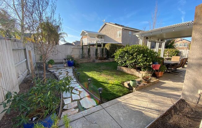 Stunning 5/3 Home LOADED w/Upgrades!  (PLEASE READ ENTIRE AD FOR SHOWINGS)