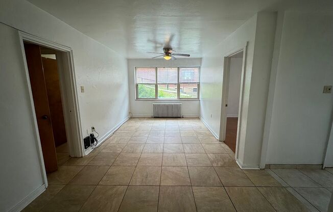 3 beds, 1 bath, $2,175, Unit 210C