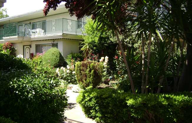  Colonial House Apartments San Jose a house with a garden in front of it