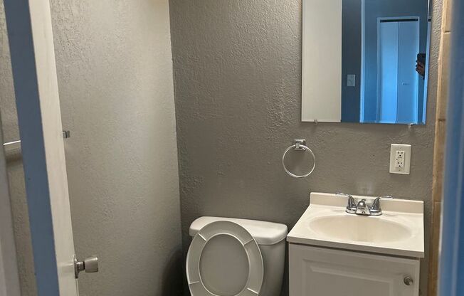 2 beds, 1 bath, 750 sqft, $1,045, Unit B09 1048 11