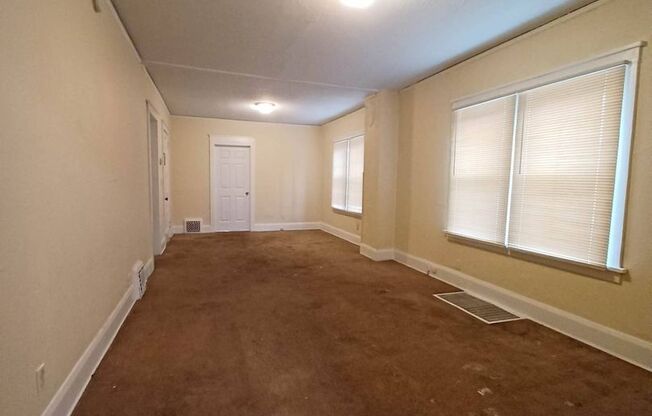 3 beds, 1 bath, 1,200 sqft, $840