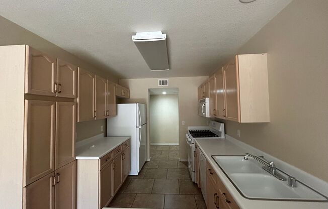 Great Silverado Ranch Townhome in Gated Community w/Pool