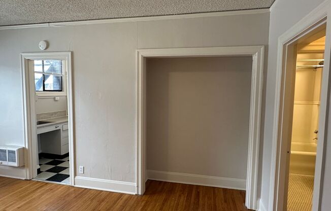 Studio, 1 bath, 330 sqft, $950, Unit 205