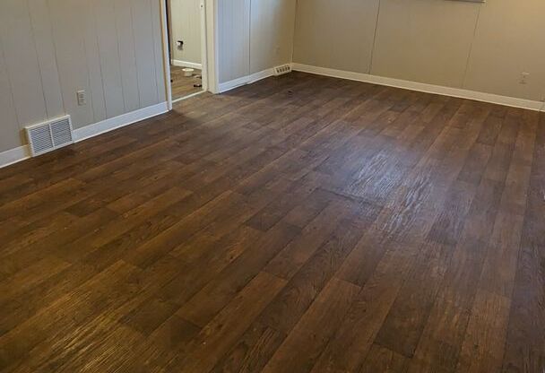 NICE THREE BEDROOM HOME ON NEARLY 1/3 ACRE FENCED YARD IN DENVER! AVAIL. DEC. 1st!