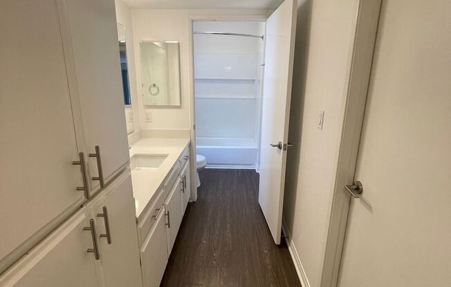 1 bed, 1 bath, 864 sqft, $2,050