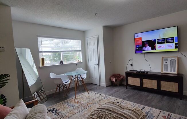 Studio, 1 bath, 329 sqft, $1,185, Unit 318