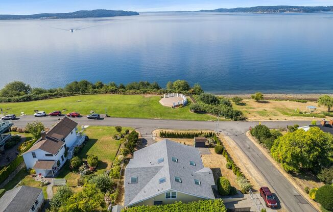 Luxurious Steilacoom Waterfront Rental – 4 Bed, 3.5 Bath Dream Home!