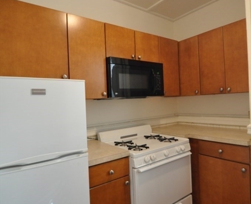 Studio, 1 bath, 328 sqft, $2,150, Unit 11