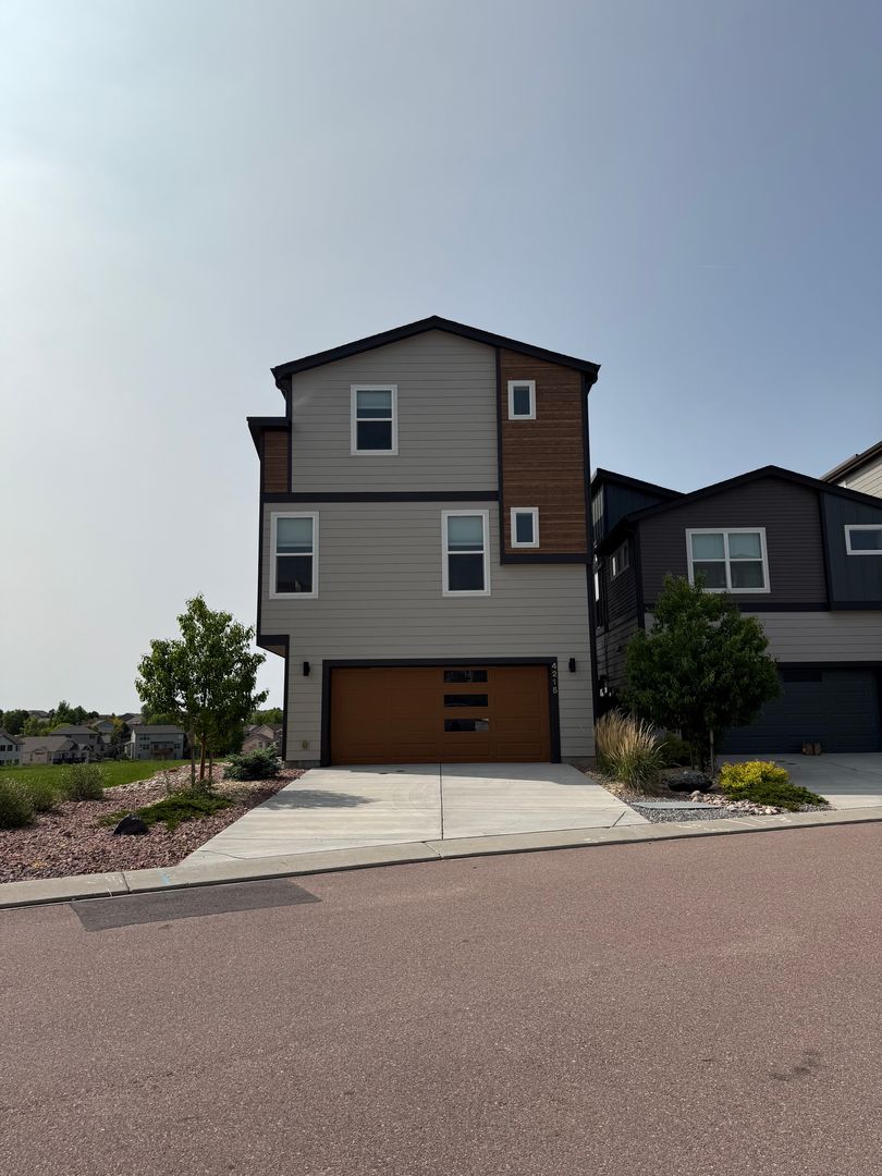 Immaculate 2-bedroom home with spanning mountain views!