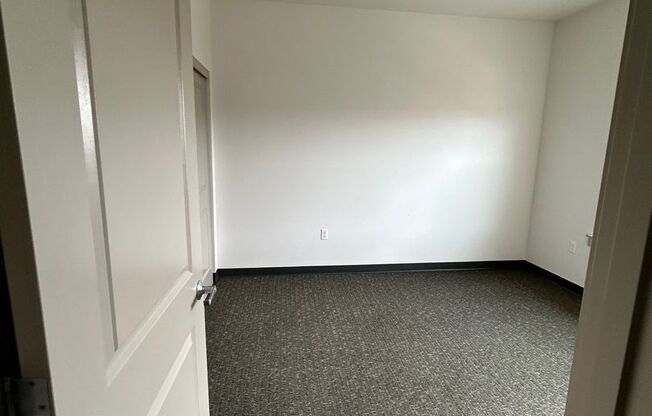 3 beds, 1.5 baths, 1,370 sqft, $1,900, Unit 2440-4