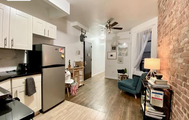 2 beds, 1 bath, $3,400, Unit 3E