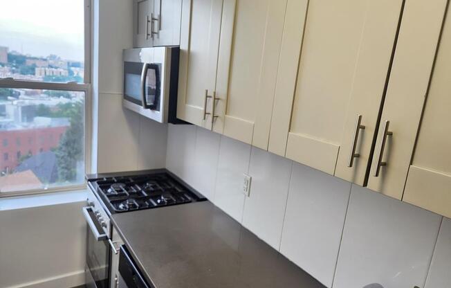 1 bed, 1 bath, 720 sqft, $2,642, Unit 32D