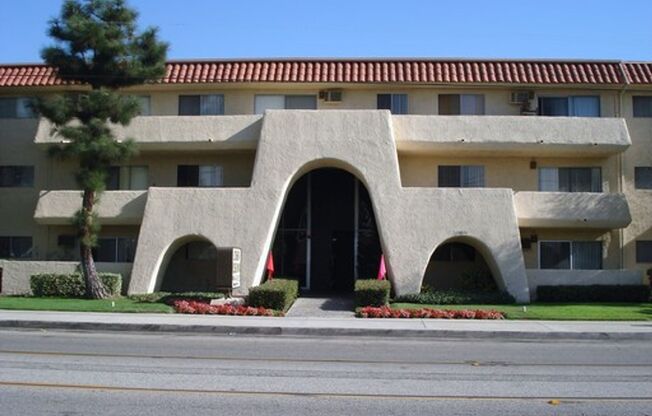 2 beds, 1 bath, 780 sqft, $2,500, Unit 327