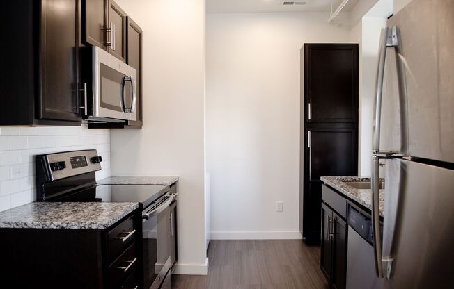 1 bed, 1 bath, 562 sqft, $910, Unit 907-401