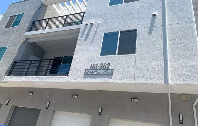 State of the Art-Trendy 1+1 Luxury Condo in FivePoints Valencia.