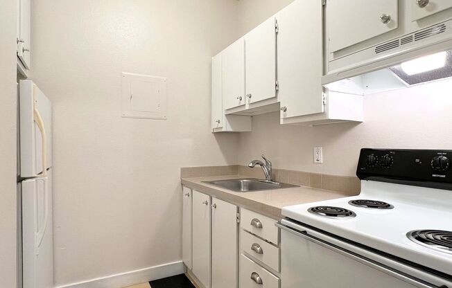 Studio, 1 bath, 300 sqft, $1,050, Unit 210