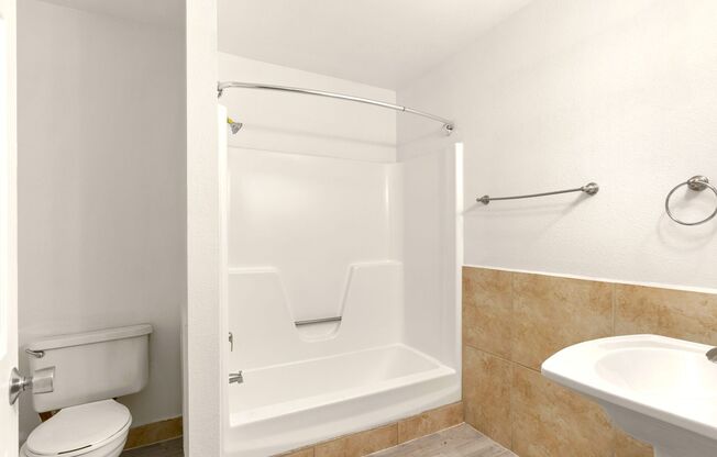 2 beds, 1 bath, $1,100, Unit 229