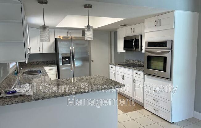 879 45 AVE NE