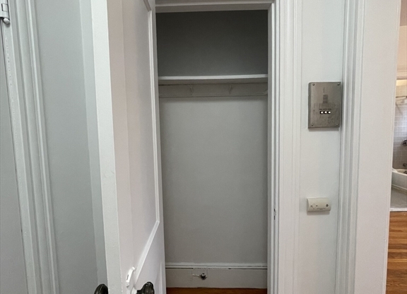 Studio, 1 bath, 475 sqft, $2,400, Unit 54