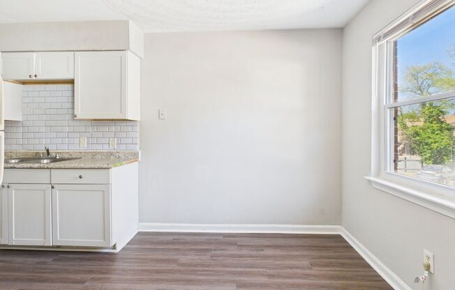 2 beds, 1 bath, $1,250, Unit 4