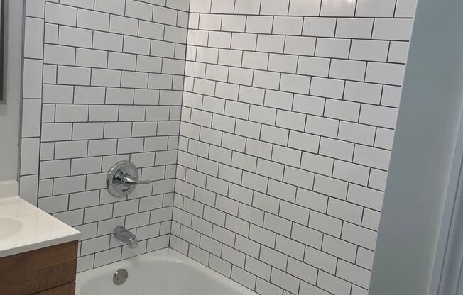 2 beds, 1 bath, $880, Unit 808