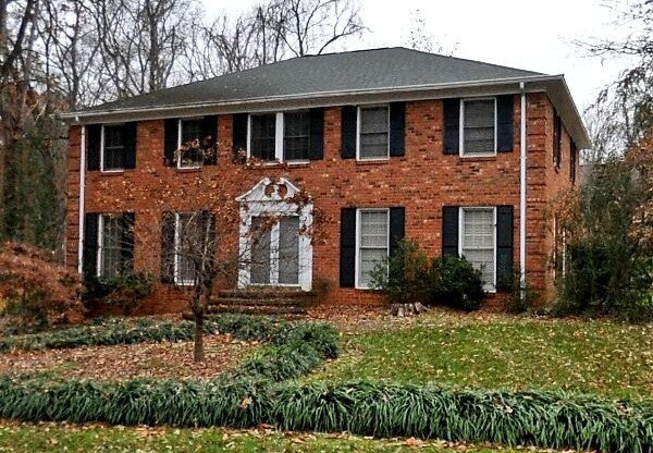 Live at the Center of Modern Conveniences & Entertainment.(500.00 off first full months rent)