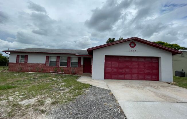 Charming 3 Bedroom, 2 Bathroom Home in Deltona!