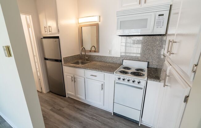 Studio, 1 bath, 350 sqft, $1,698, Unit 07