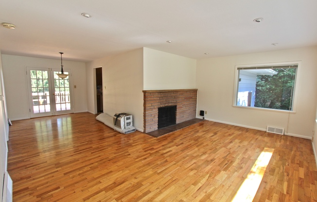 Spacious Wedgewood 3 bed/2 bath with fenced yard available for August 15th move in at $3850!