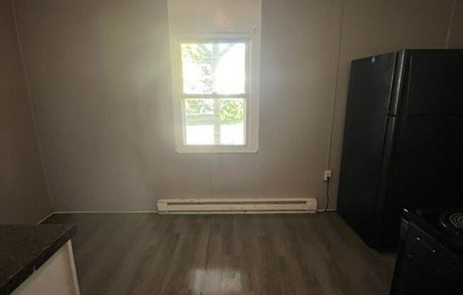 3 beds, 1 bath, $950, Unit 409 Broad Street APT 3