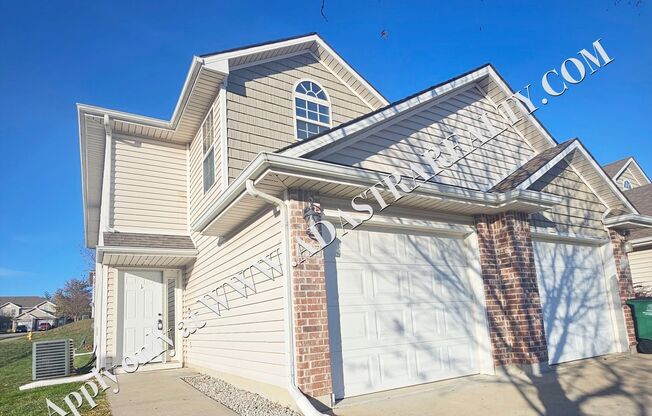 Beautiful Townhome in Blue Springs-Available NOW!!