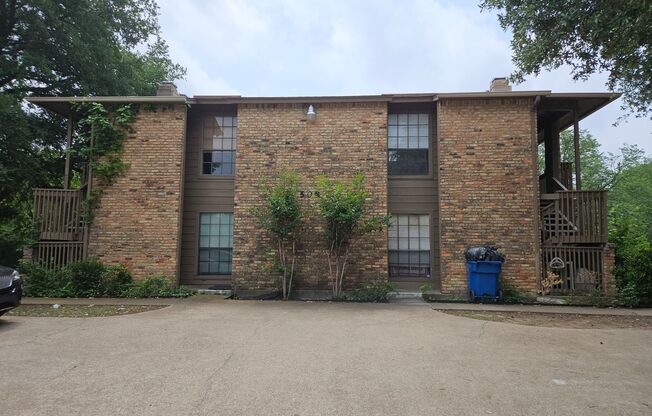 Nice upstairs fourplex unit in Euless