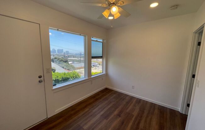 $500 OFF First Month's Rent! Remodeled 1BD in Mission Hills with Views of the San Diego Bay, NO Carpet, Onsite Laundry, and Lots of Natural Light!