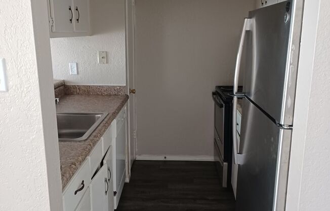 2 beds, 1 bath, 850 sqft, $966, Unit G11