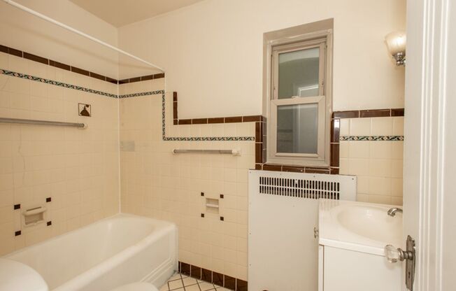 2 beds, 1 bath, $1,675, Unit 2802 1