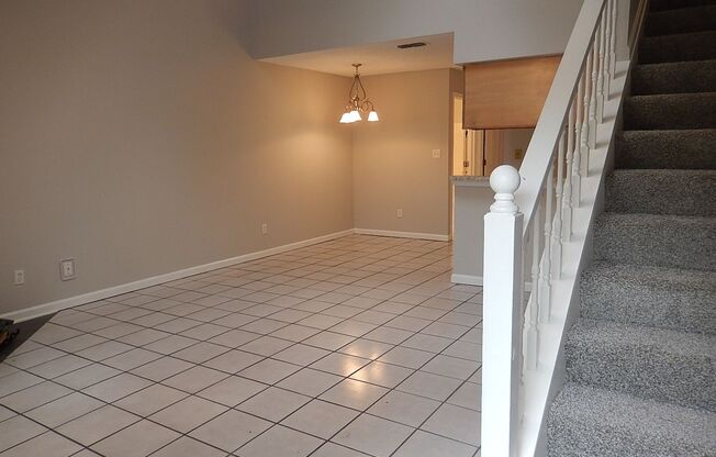 NICE 3/2 w/ Fireplace, Washer/Dryer, Vaulted Ceilings, & Walk In Closets! $1395/month Avail September 1st!