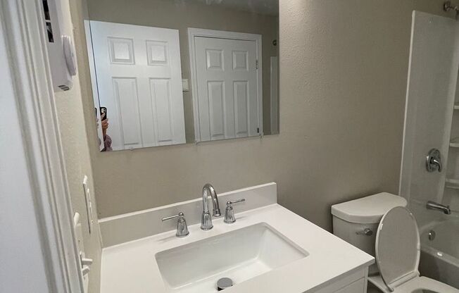 2 beds, 1 bath, 945 sqft, $1,575, Unit 052