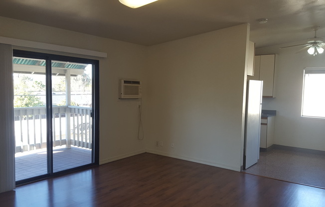 2 bed/1 bath in fourplex. Hardwood floor, balcony, and A/C!