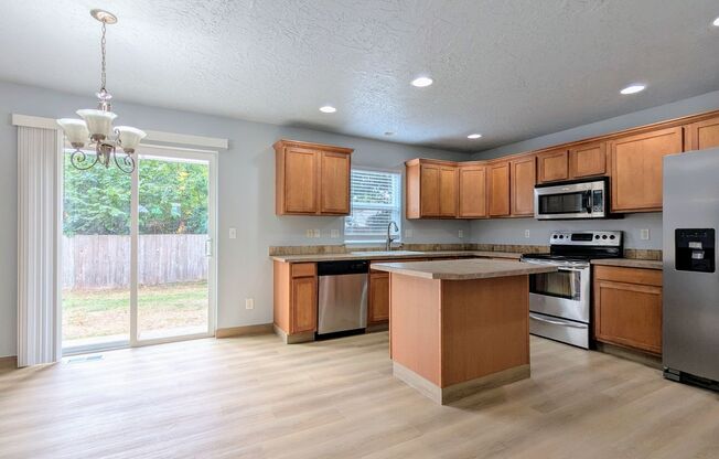 Newly renovated, spacious 2-Level in NE Salem