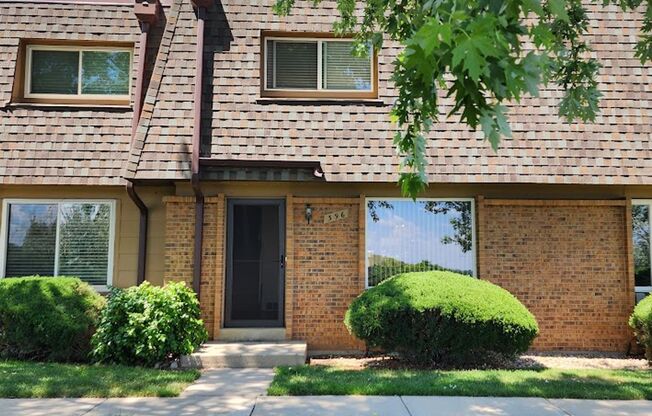 Long Realty & Property Management - Great Location Townhome in Golden