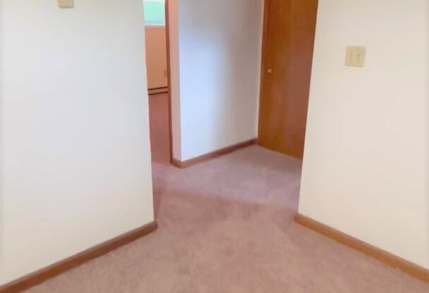 2 beds, 1 bath, 903 sqft, $1,340, Unit J-10