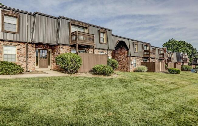 Green Space at London House Apartments, Lenexa, KS