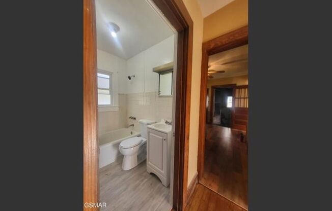 2 beds, 1 bath, $1,600