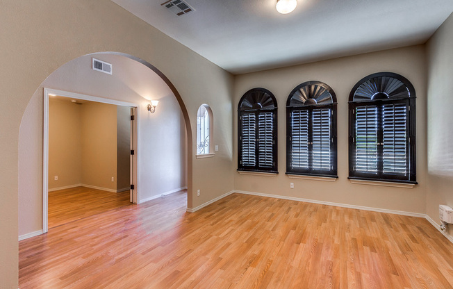 Stylish Eastside Rental Home w/ Refrigerated Air, just minutes to Loop 375.