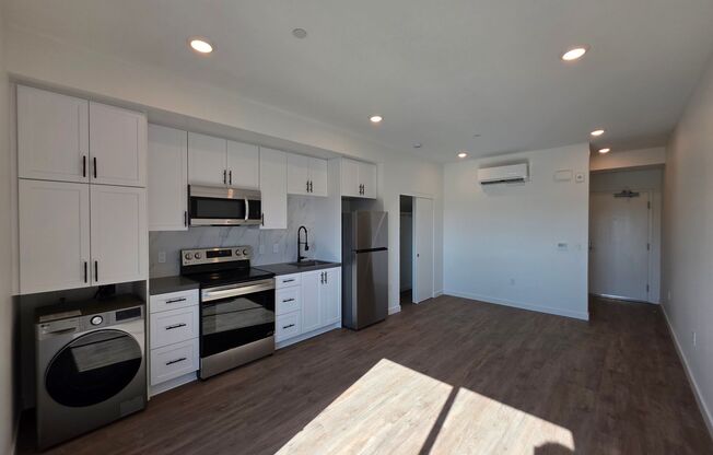 Studio, 1 bath, 324 sqft, $1,805, Unit 407